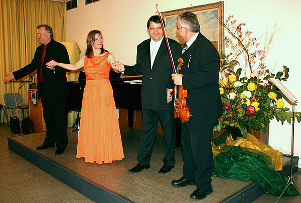 Konzert am Abend des ersten Tages mit: Leonore Laabs (Sopran), Wilfried Michl (Tenor), Karl W. Agatsy (Violine) und Dr. Fanz Metz (Klavier und Gesamtleitung)